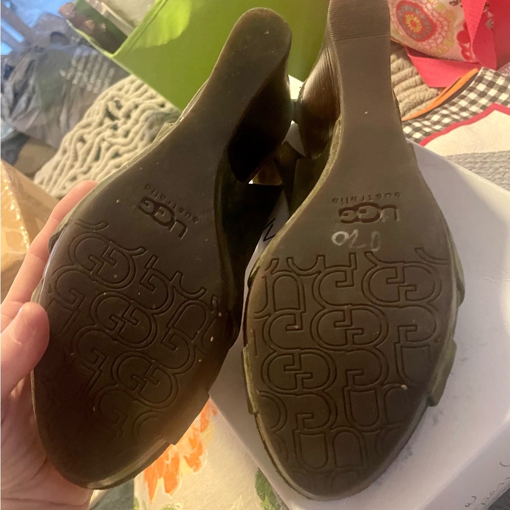UGG GREEN SLINGBACK OPEN TOE SUEDE WEDGES - Picture 7 of 7